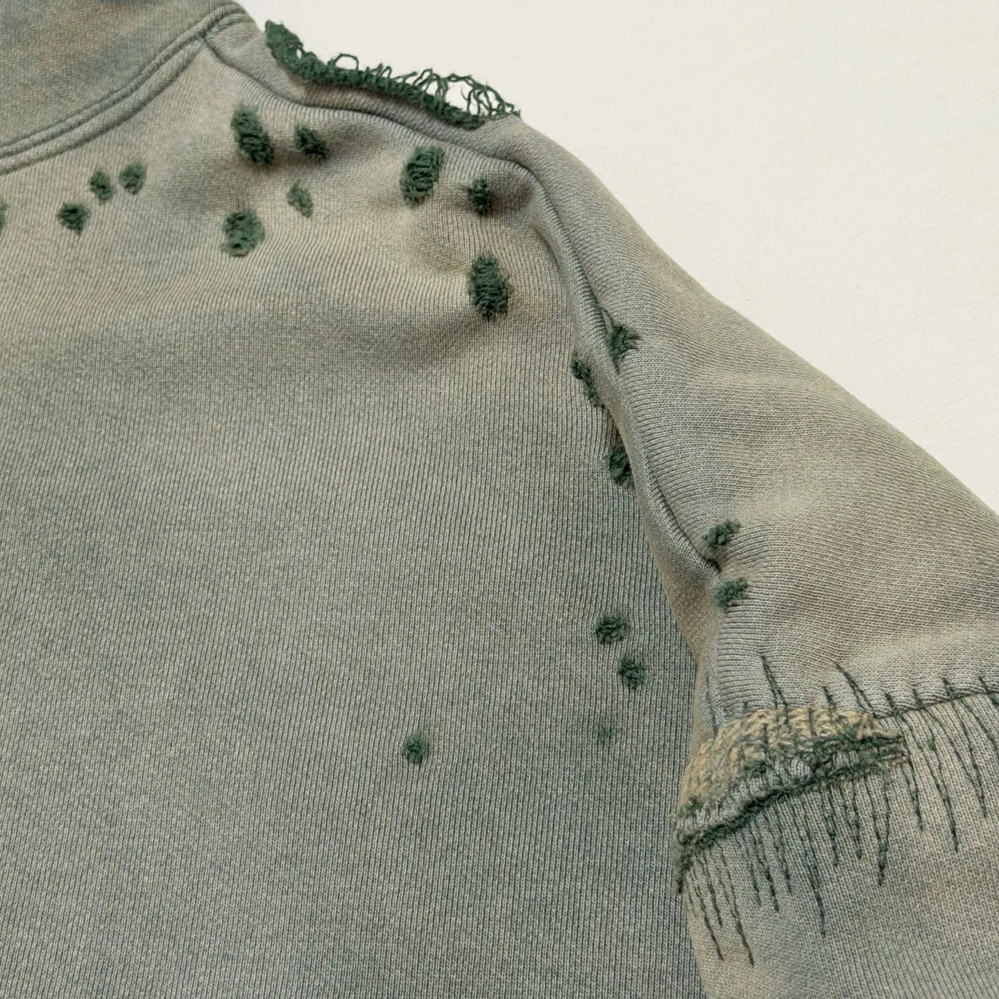 More details SAINT Mxxxxxx DBL FACE ZIP UP HOODIE/GREEN Double-layer damaged waffle zipper jacket, washed green S-XL, a style that has been used in the summer. After continuous fine polishing, it is finally shipped. The finished product is simply a work of art. Super heavy washing and distressing. Multiple horse water fading. Many hand-made wormhole damage processing. Deconstruction and reorganization embroidery technology. Customized zipper with LOGO. The color details of the zipper webbing are also correct. Original grade fruit main label and wash water label. Top purchasing grade. A layer of waffle fabric is added to the inner lining to make the overall texture stronger and increase the comfort and warmth of the wearer.